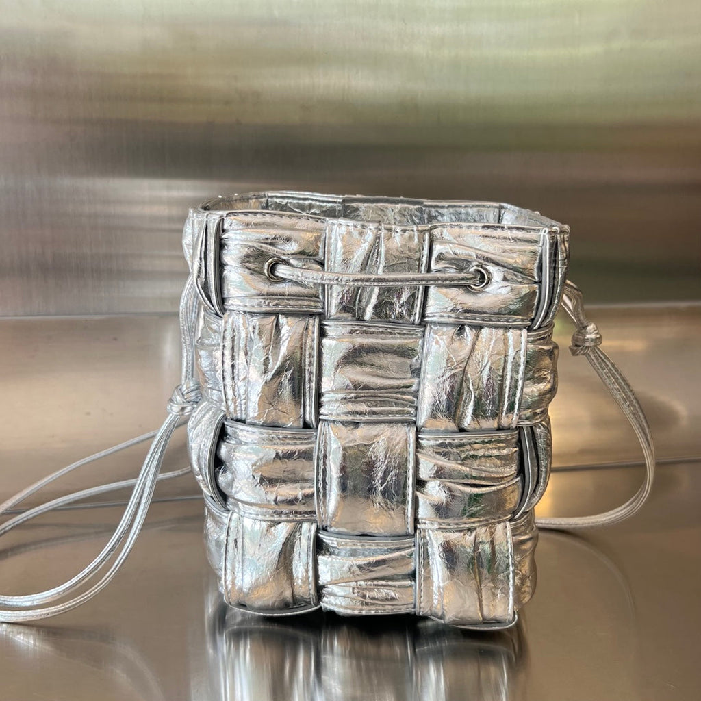 BOTTEGA VENETA SMALL CASSETTE BUCKET 18 IN SILVER METALLIC SOFT LAMBSKIN