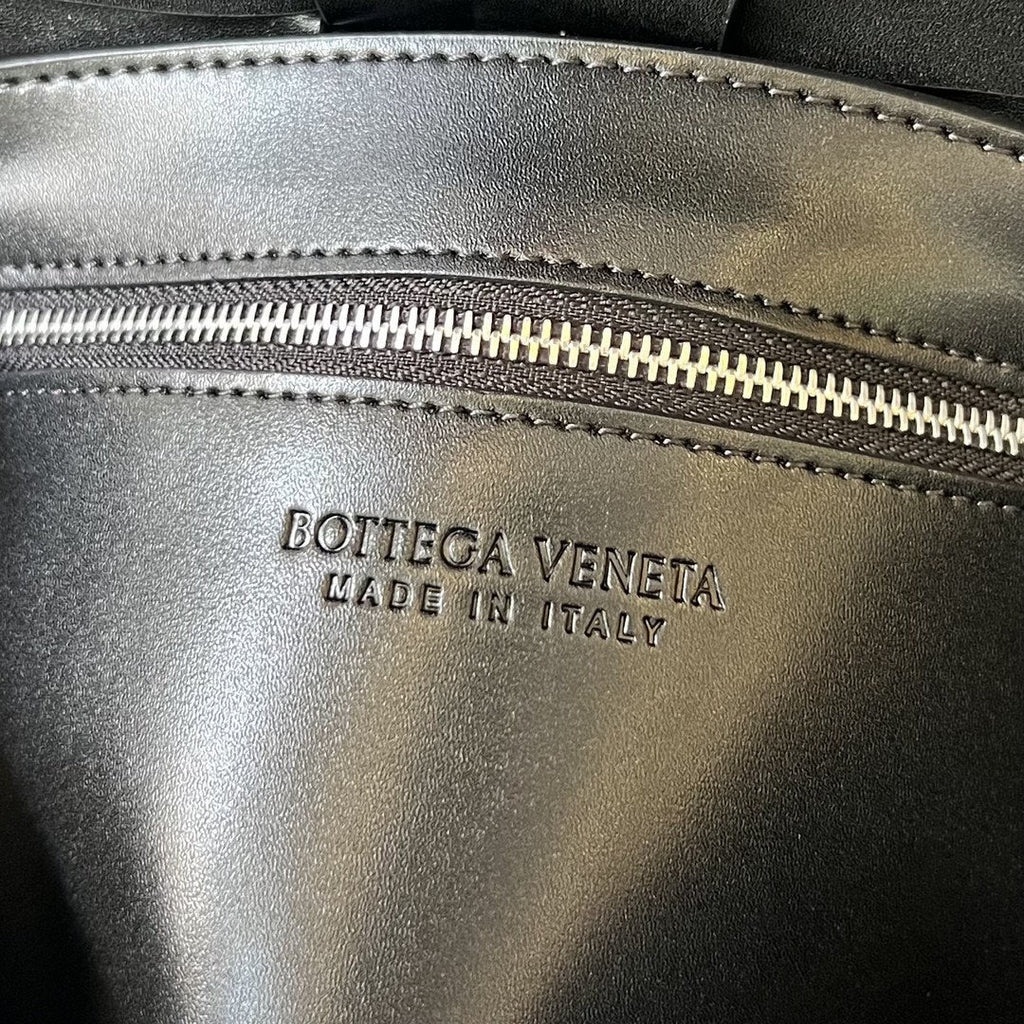 BOTTEGA VENETA CASSETTE 23 IN BLACK CALFSKIN WITH WAVY PATTERN