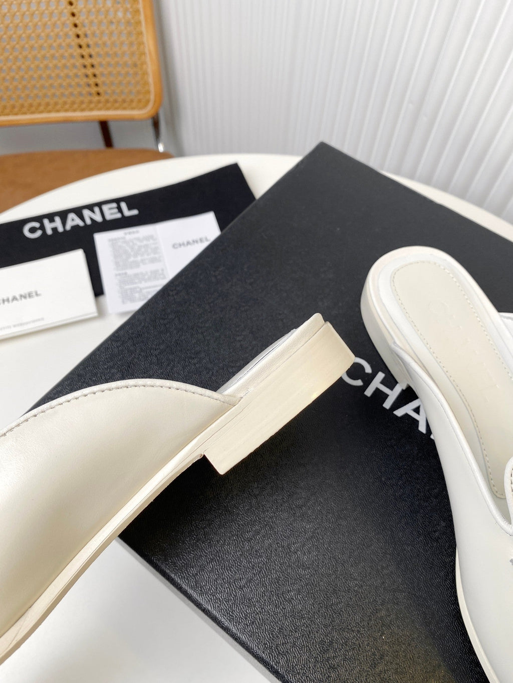 CHANEL FLAT MULE IN WHITE LAMBSKIN 983819