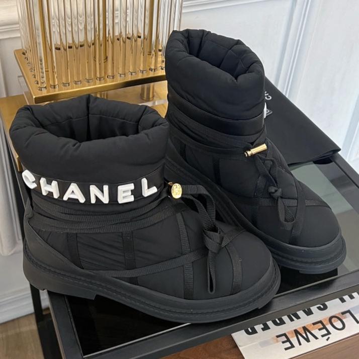 CHANEL SKI BOOTS IN BLACK QUILTED COTTON