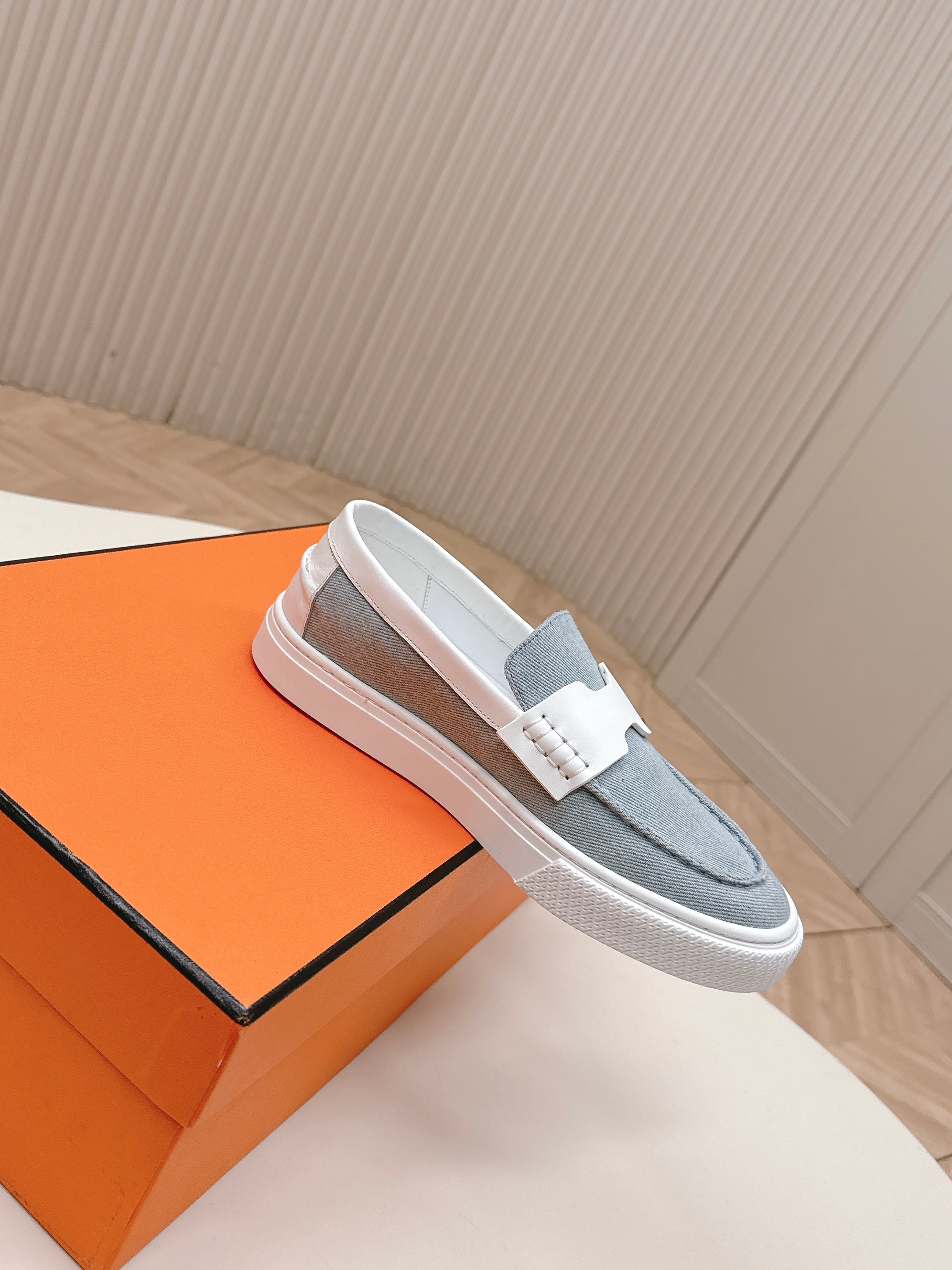 HERMES 25S SLIP-ON IN BLUE DENIM AND WHITE LAMBSKIN