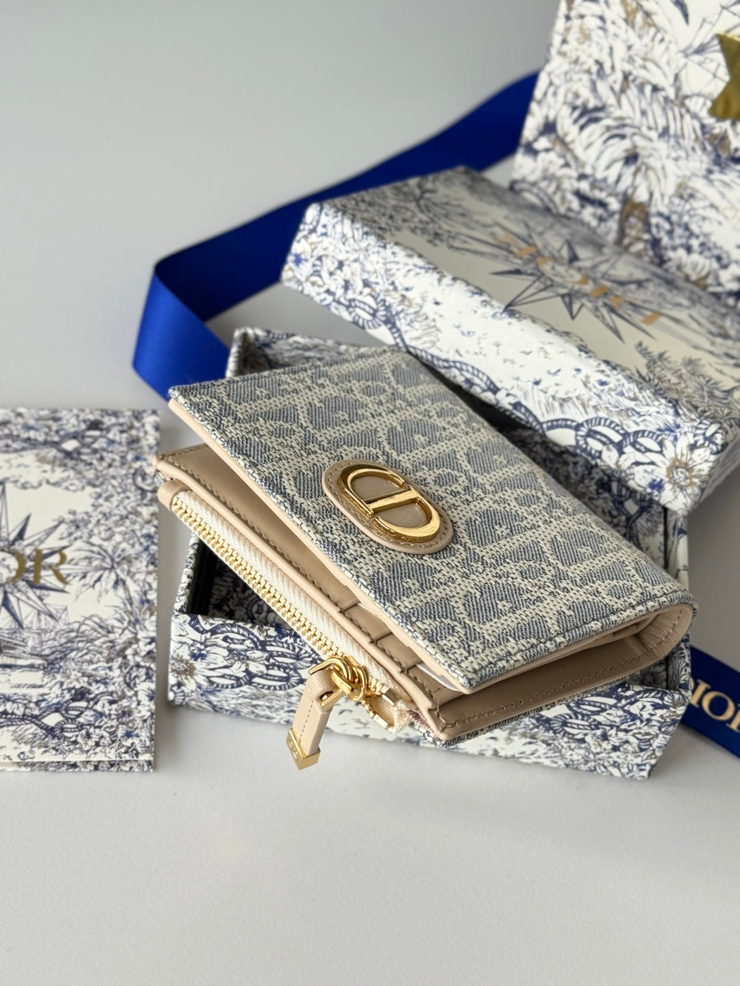 CHANEL DIOR 25S 30 MONTAIGNE DAHLIA WALLET 11 IN LIGHT BLUE DIOR OBLIQUE JACQUARD