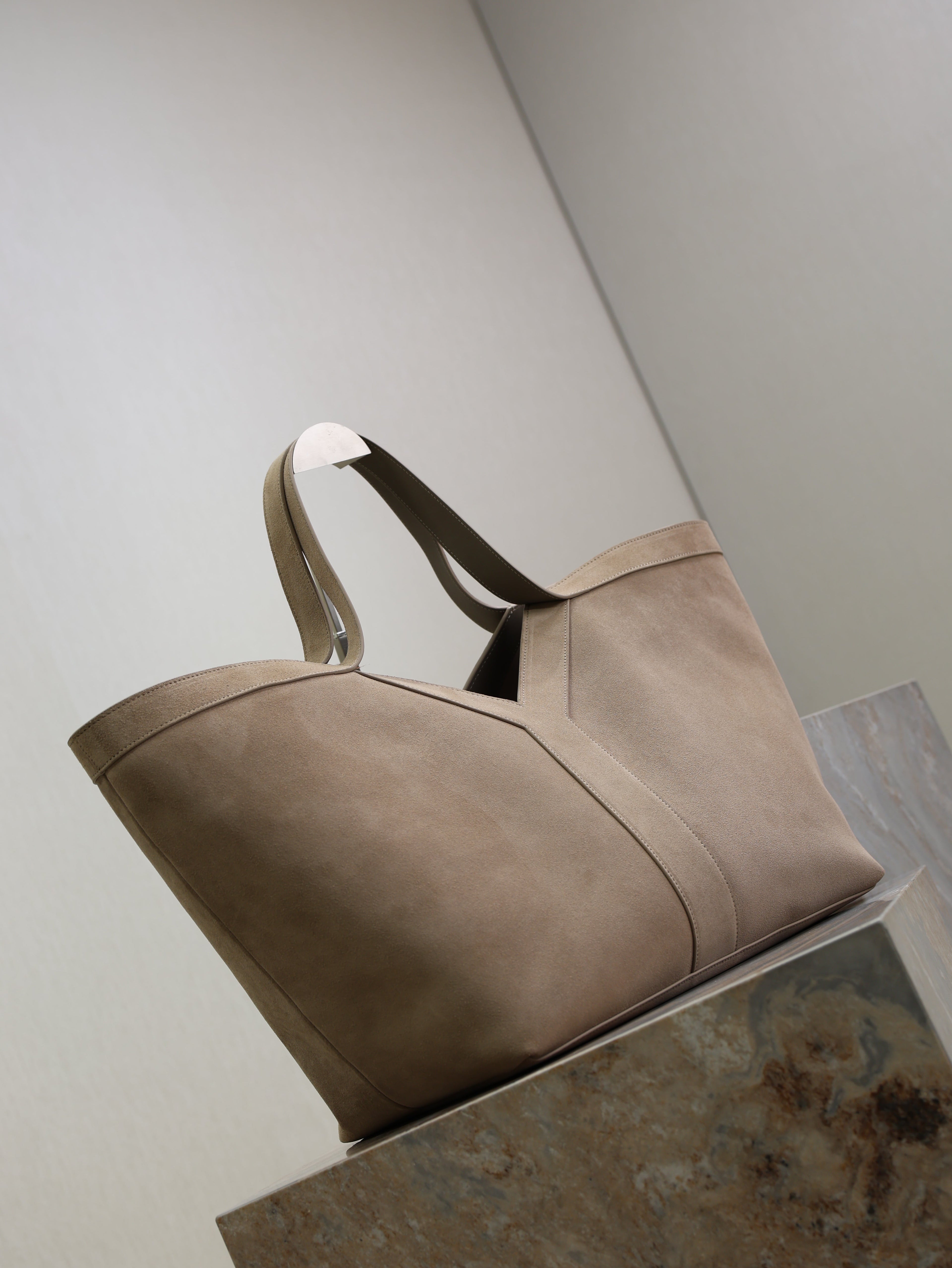 YSL 25S Y MAXI TOTE 50 IN DRY GRAIN SUEDE GOLD HARDWRE