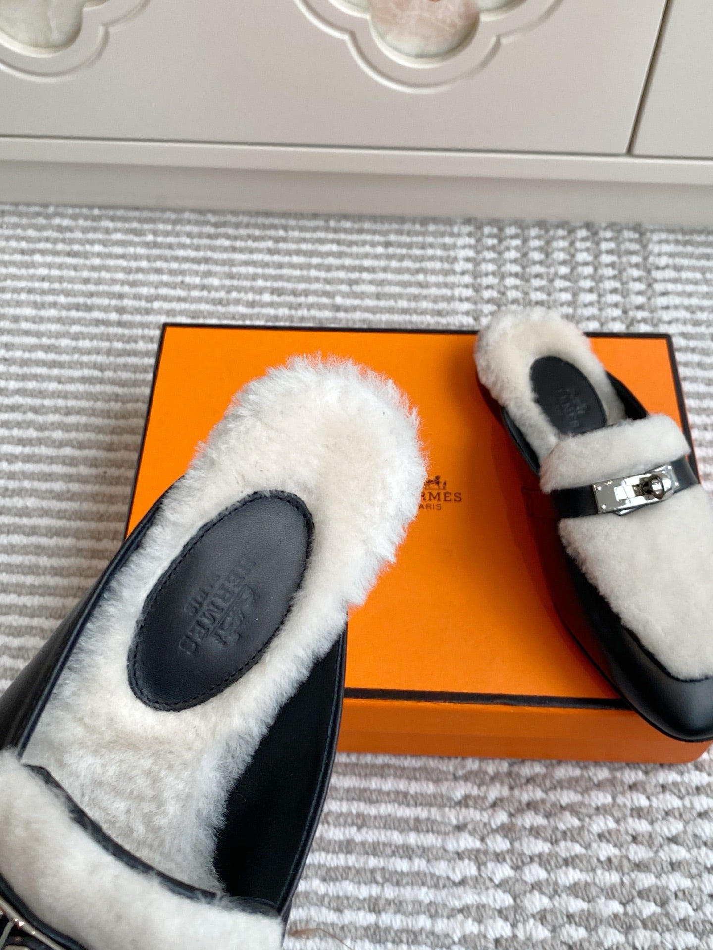 HERMES 25S CATENA MULE IN BEIGE SHEARLING AND BLACK LAMBSKIN WITH SILVER HARDWARE