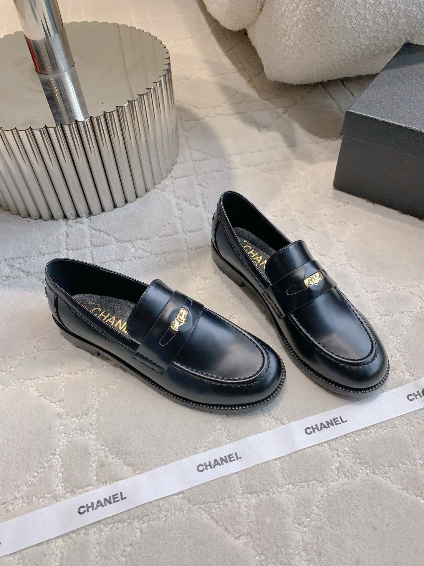 CHANEL 25S MOASINS IN BLACK SHINY CALFSKIN GOLD HARDWARE