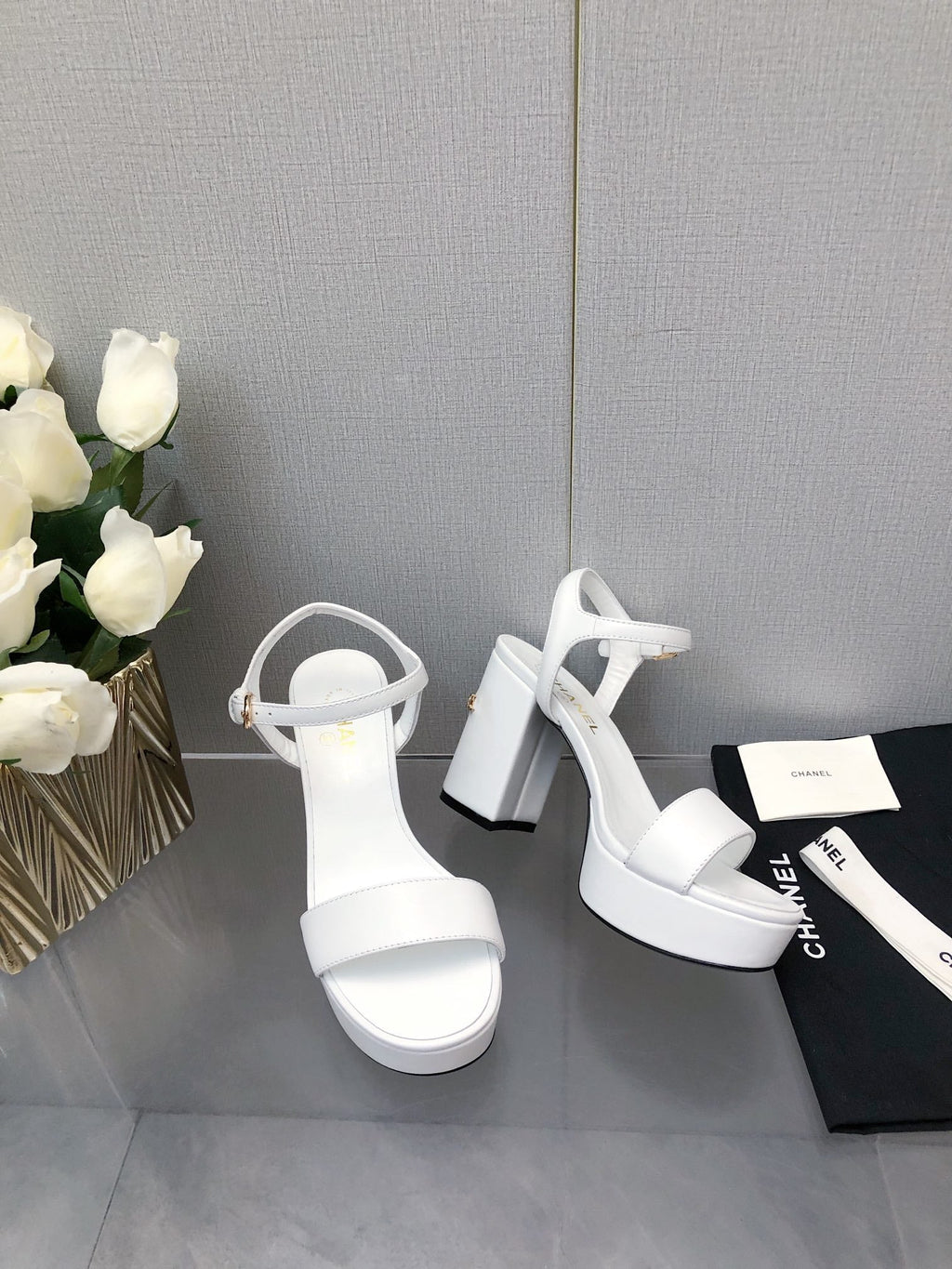 CHANEL BLOCK HEEL 9 CM SANDAL IN WHITE LAMBSKIN