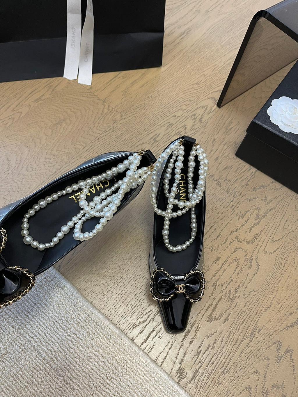 CHANEL HIGH HEEL 8 CM IN SILVER MIX BLACK CALFSKIN WITH PEARL CHAIN