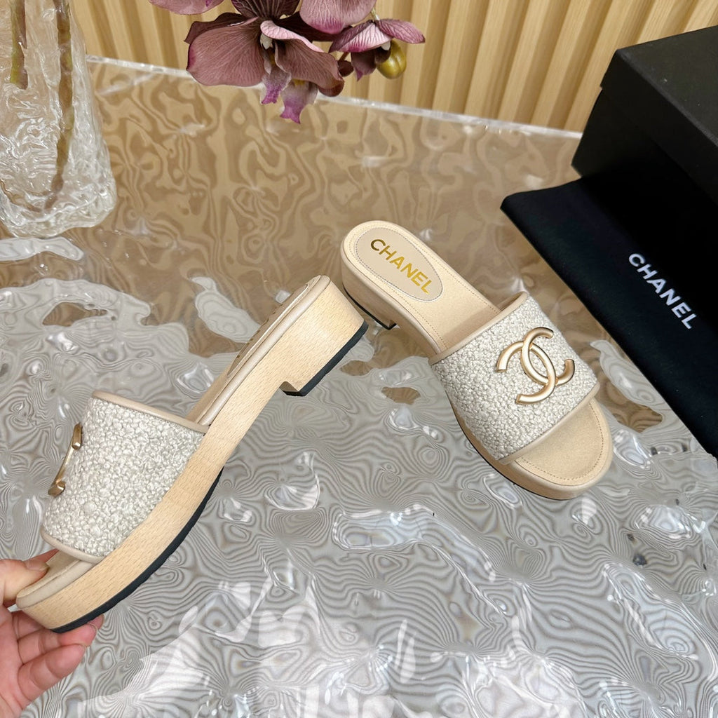CHANEL PLATFORM SLIPPERS IN LIGHT GREY TWEED AND LAMBSKIN