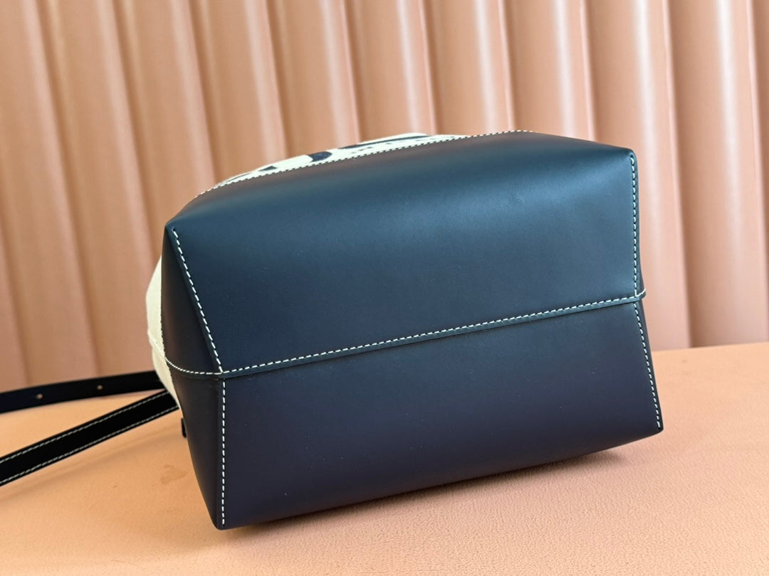 GUCCI DRAWSTRING SHOULDER BAG LOGO PRINT 31 IN WHITE CANVAS DARK BLUE CALFSKIN