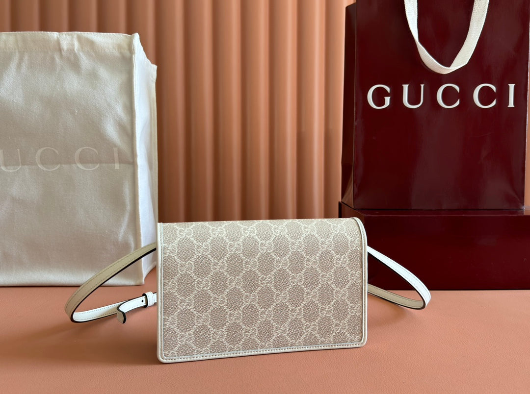 GUCCI EMBLEM WALLET  MONOGRAM 20 IN BEIGE AND WHITE SMOOTH CALFSKIN