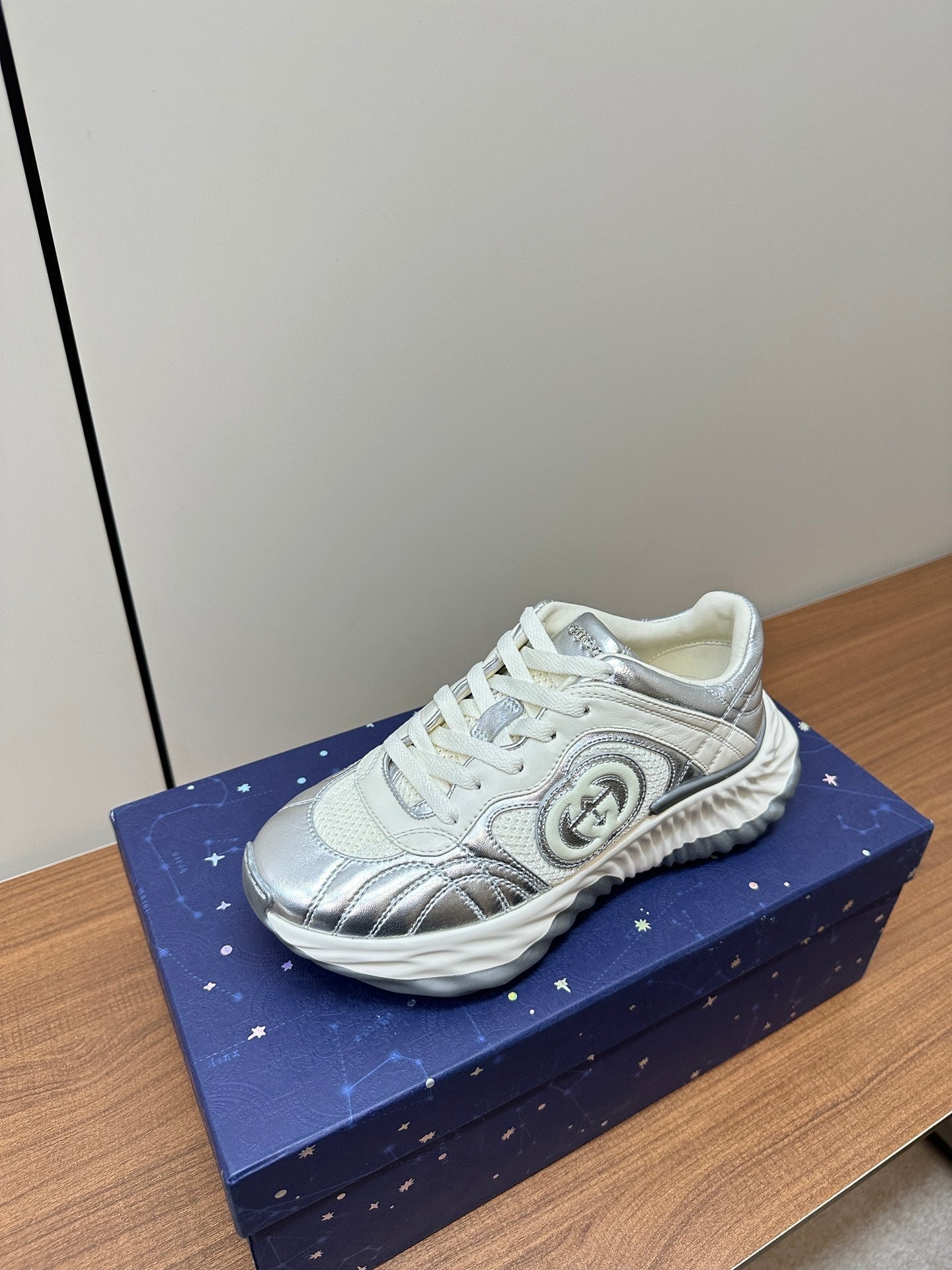 GUCCI Ripple Leather Sneakers White Silver