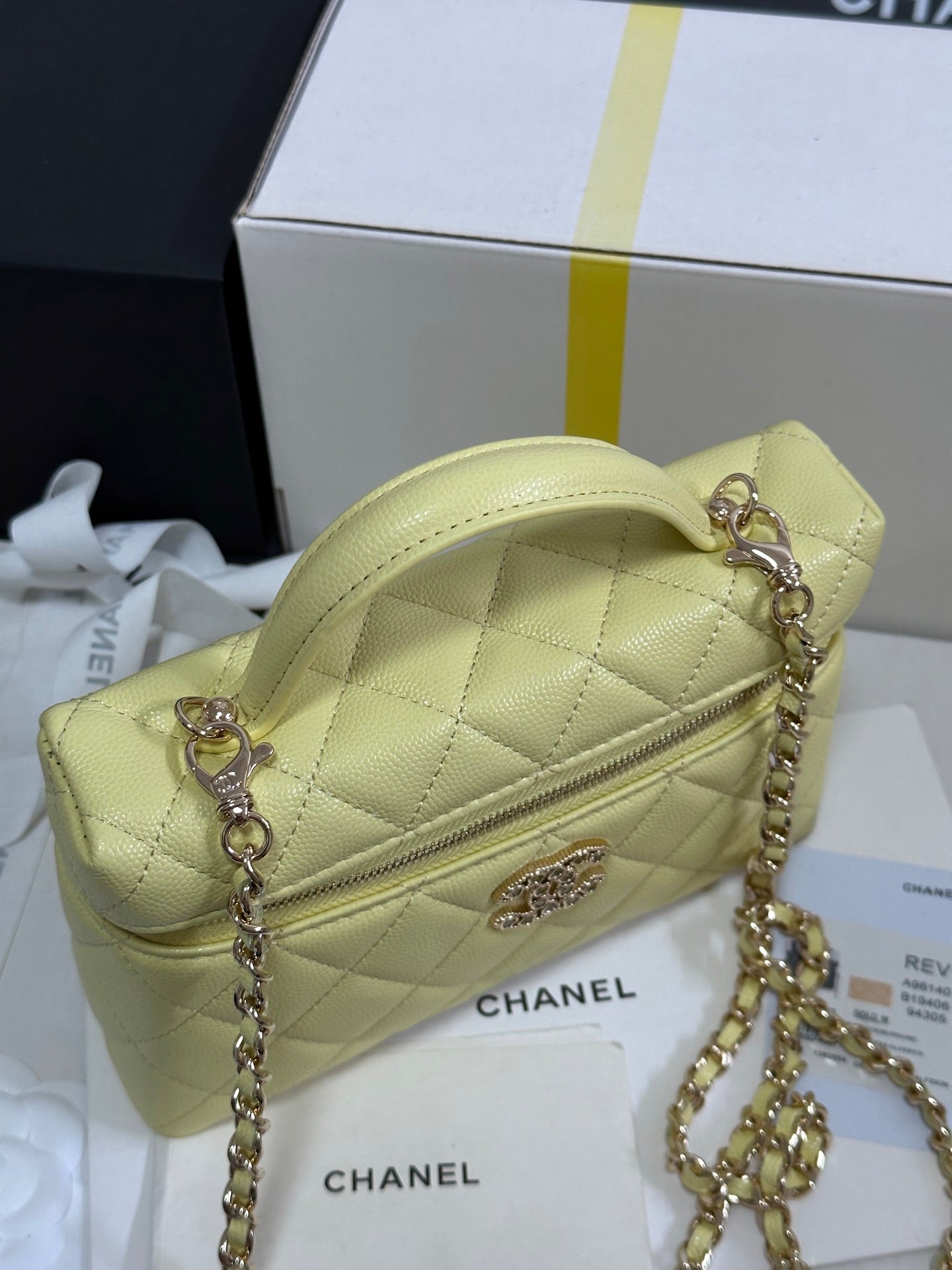 CHANEL STRASS VANITY QUILTED CASE 19 IN YELLOW CALFSKIN WITH GOLD METALLIC