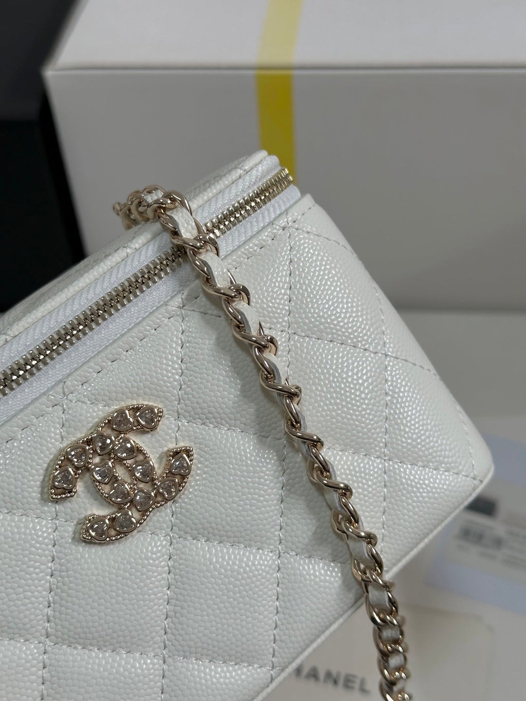 CHANEL VANITY CASE 17 CRYSTAL STUDDED LOGO IN WHITE CALFSKIN GOLD HARDWARE