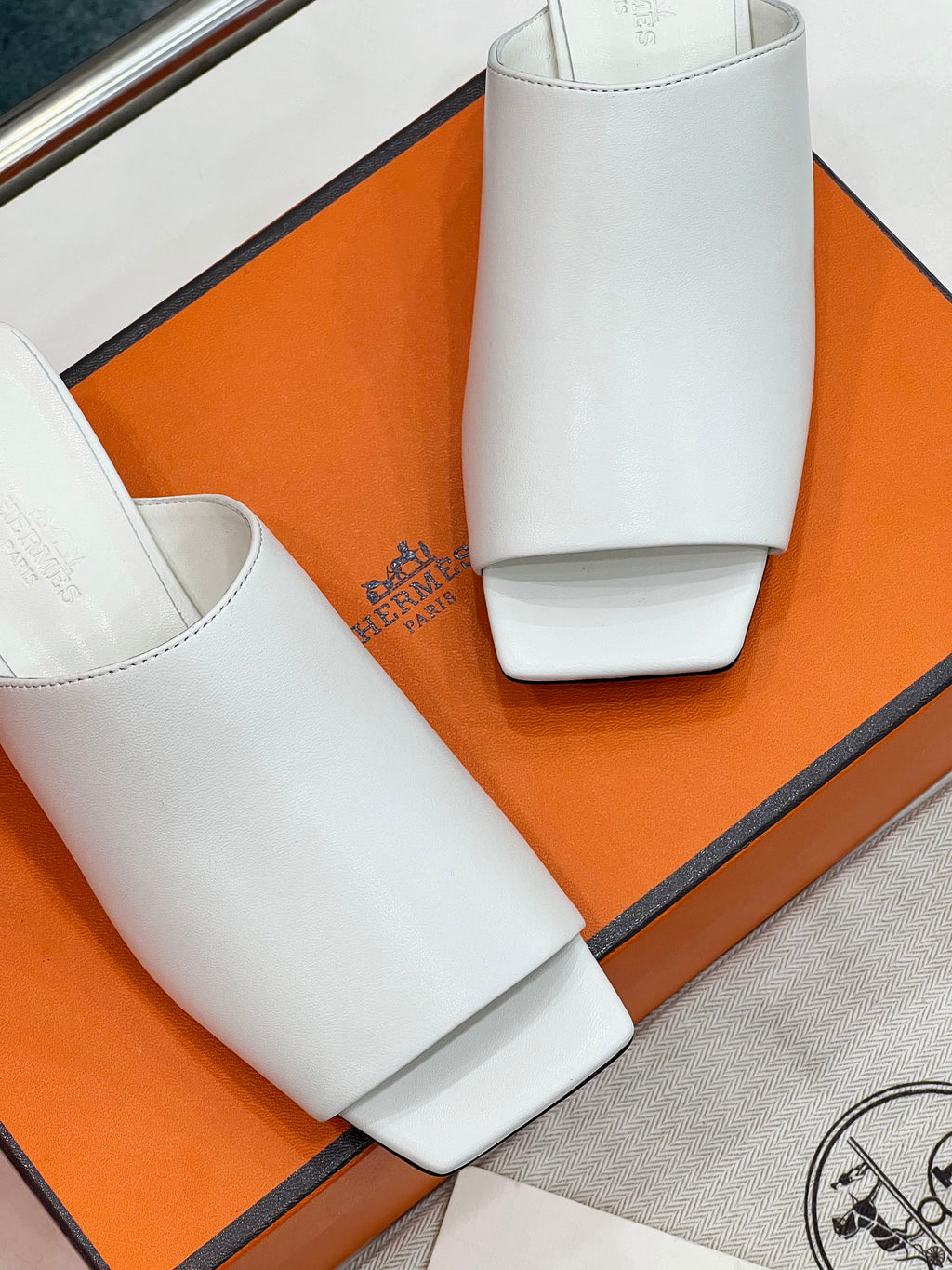 HERMES IDOLE SANDAL IN WHITE CALFSKIN