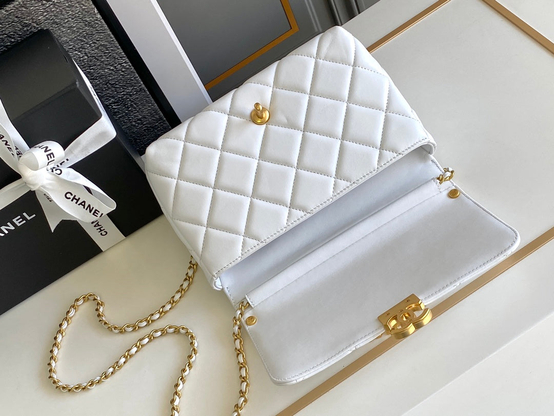 CHANEL MEDIUM 22 FLAP BAG IN WHITE LAMBSKIN GOLD HARDWARE