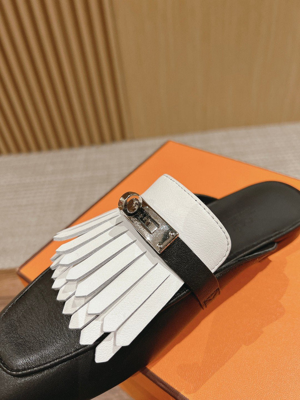 HERMES 0Z Mule Fringed Black/White