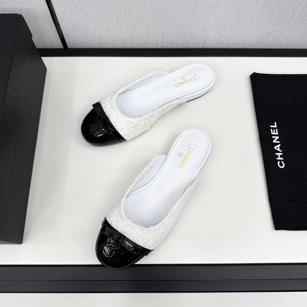 CHANEL BOW MULE IN WHITE FUR AND BLACK CALFSKIN